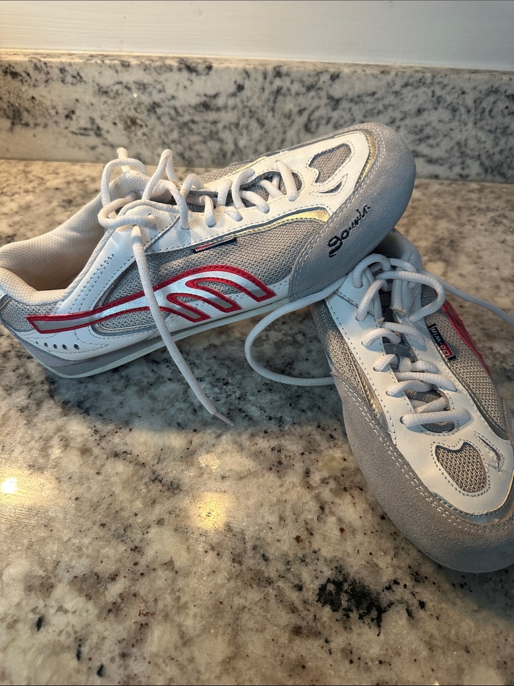 Do-win White, Gray & Red Low-Profile Athletic Sneakers